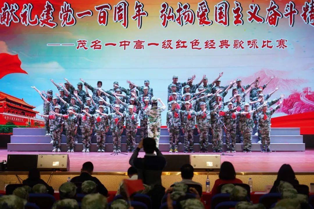 领导老是喜欢在周末给员工开会，还美其名曰为公司奉献，员工该拒绝吗？